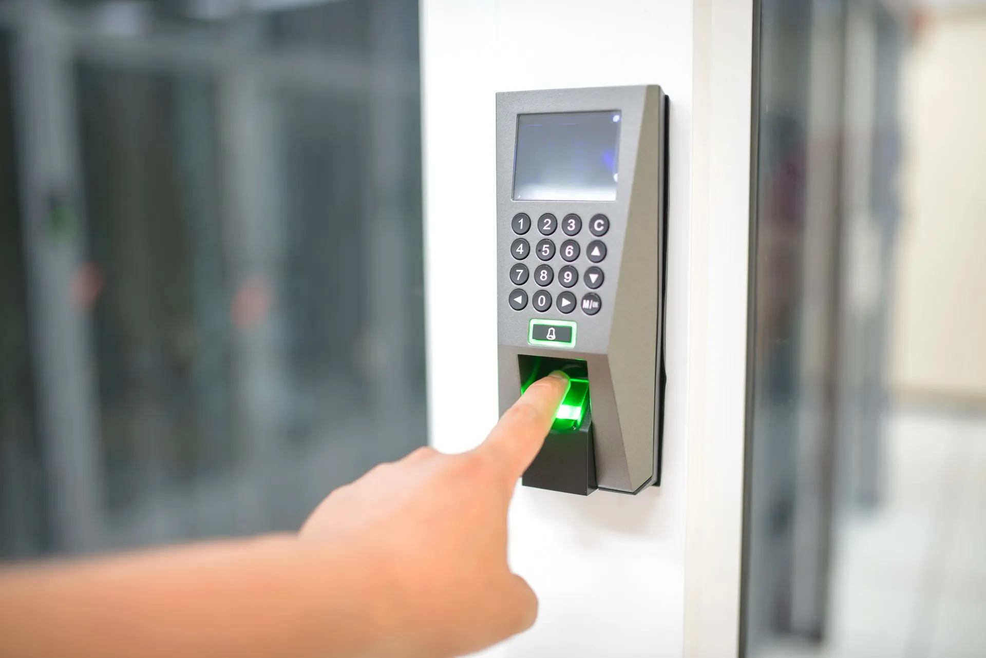 Sistema de control de acceso biométrico instalado en Monterrey — Astra Telecom
